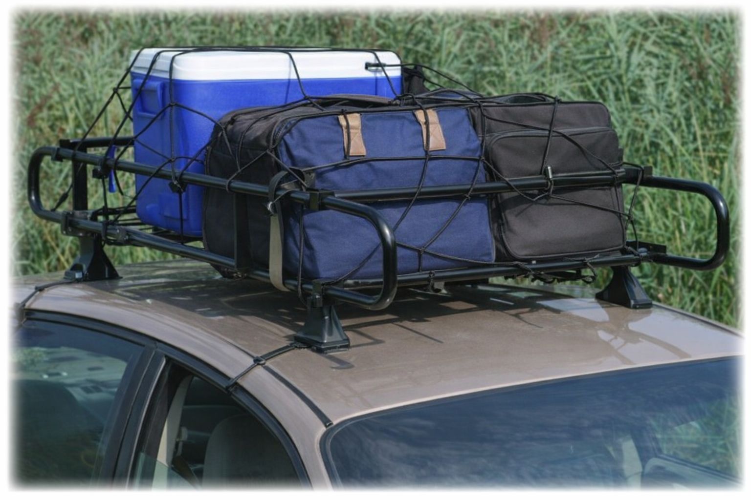 Takräcke med kylbox och väskor fastspända med lastnät på bil